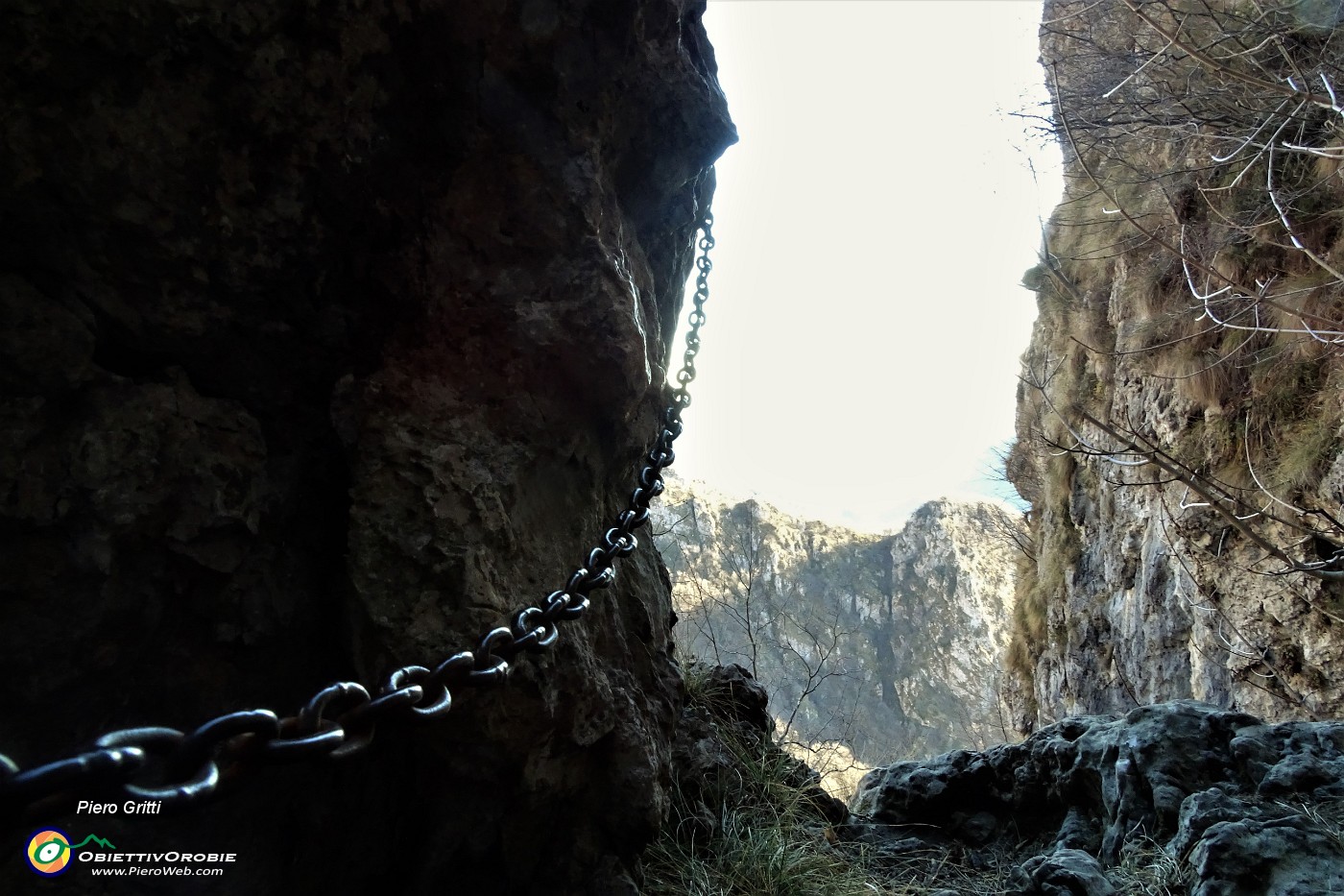 77 Aggiramento esposto di roccione attrezzato con catene .JPG -                                